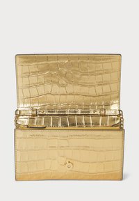 Zlata umetna usnjena torbica z krokodiljim vzorcem, ki ima magnetno zapiranje in notranje predale za organizacijo.