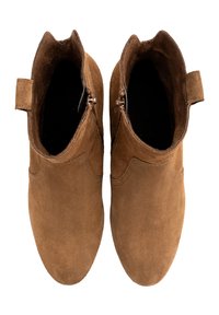 Brązowe zamszowe botki za kostkę o gładkiej fakturze, zaokrąglonym nosku i bocznymi zamkami błyskawicznymi. Posiadają pętelkę do zakupu oraz subtelne akcenty stębnowania po bokach.
