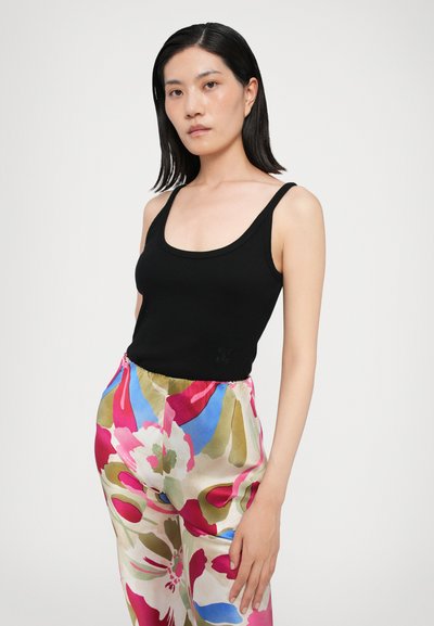 Cult Gaia STACIE PANT - Püksid - floral rosette