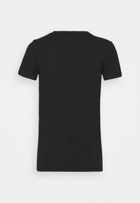 Svart t-shirt med kort ärm i bomull. Har en v-ringning med en mjuk yta och inga synliga mönster eller detaljer.