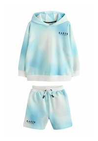 Conjunto de sudadera con capucha y pantalones cortos de color azul claro. Mezcla de algodón, patrón de nubes desvanecido y acentos en blanco. Presenta el logo "BAKER" en ambas piezas.