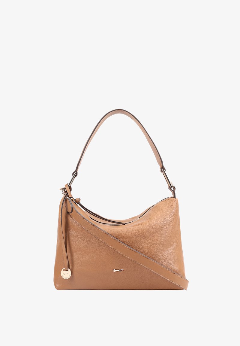 Sac à épaule en cuir tan avec une seule poignée et une bandoulière réglable. Présente un design courbé, une texture en relief et des détails de logo subtils.