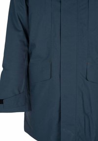 Chaqueta azul oscura con un diseño minimalista, que presenta dos bolsillos delanteros y mangas amplias. El material parece suave y resistente al agua.