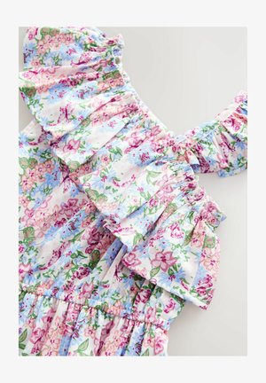 Virágmintás ruha fodros nyakkivágással, több színben pompázó rózsaszín, kék és zöld virágokkal, világos háttéren.