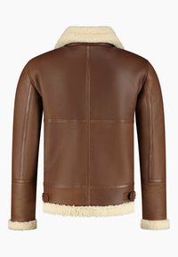 Braune Lederjacke mit Fellkragen und -manschetten. Sie hat einen geradlinigen Schnitt, horizontale Nähte und verstellbare Seitenriemen.
