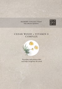 Cederträ och vitamin E-komplex med oljedroppar och en grön kvist på en ljus texturerad bakgrund med minimalistisk textlayout.