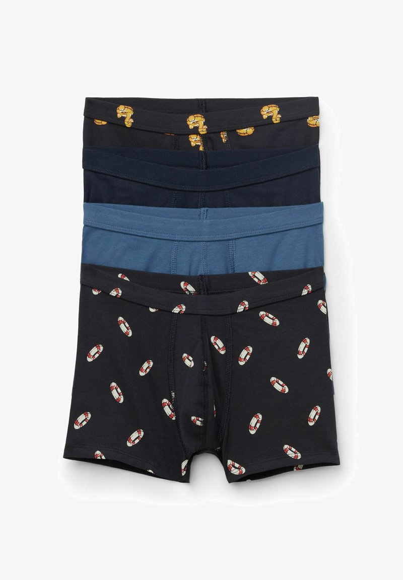 Quatre paires de boxers pour garçons empilées, en noir et bleu ; deux sont décorées avec des motifs de tigres orange et de bouées de sauvetage.