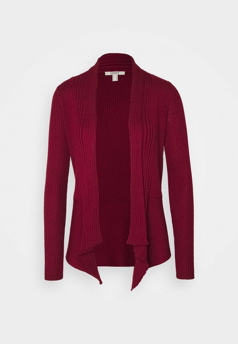 Cardigan rouge à côtes, avec une ouverture devant, des manches longues et une texture douce. Présente une silhouette fluide et drapée.