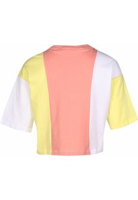 Farveblokeret bomulds T-shirt med korte ærmer. Segmenter i pink, hvid, gul og lyserød danner et geometrisk mønster. Løs pasform.