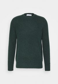 Donkergroene wollen trui met ronde hals, lange mouwen en geribbelde boorden en zoom.