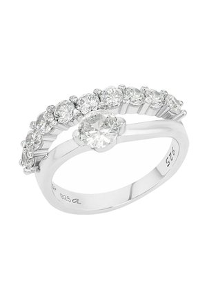 Anello in argento sterling con un diamante rotondo centrale e una fila di diamanti più piccoli, con superficie lucida e fibbia liscia.