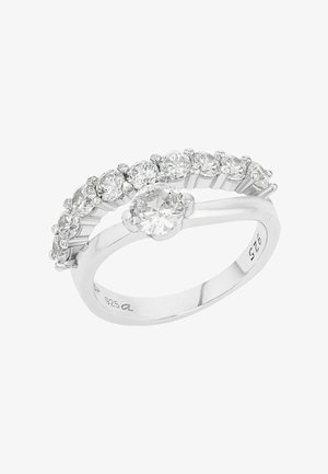 Anello in argento sterling con un diamante rotondo centrale e una fila di diamanti più piccoli, con superficie lucida e fibbia liscia.