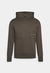 Sudadera marrón hecha de tela suave, con un bolsillo frontal, capucha con cordón y un pequeño logo en el pecho. Ajuste estándar con puños de canalé.
