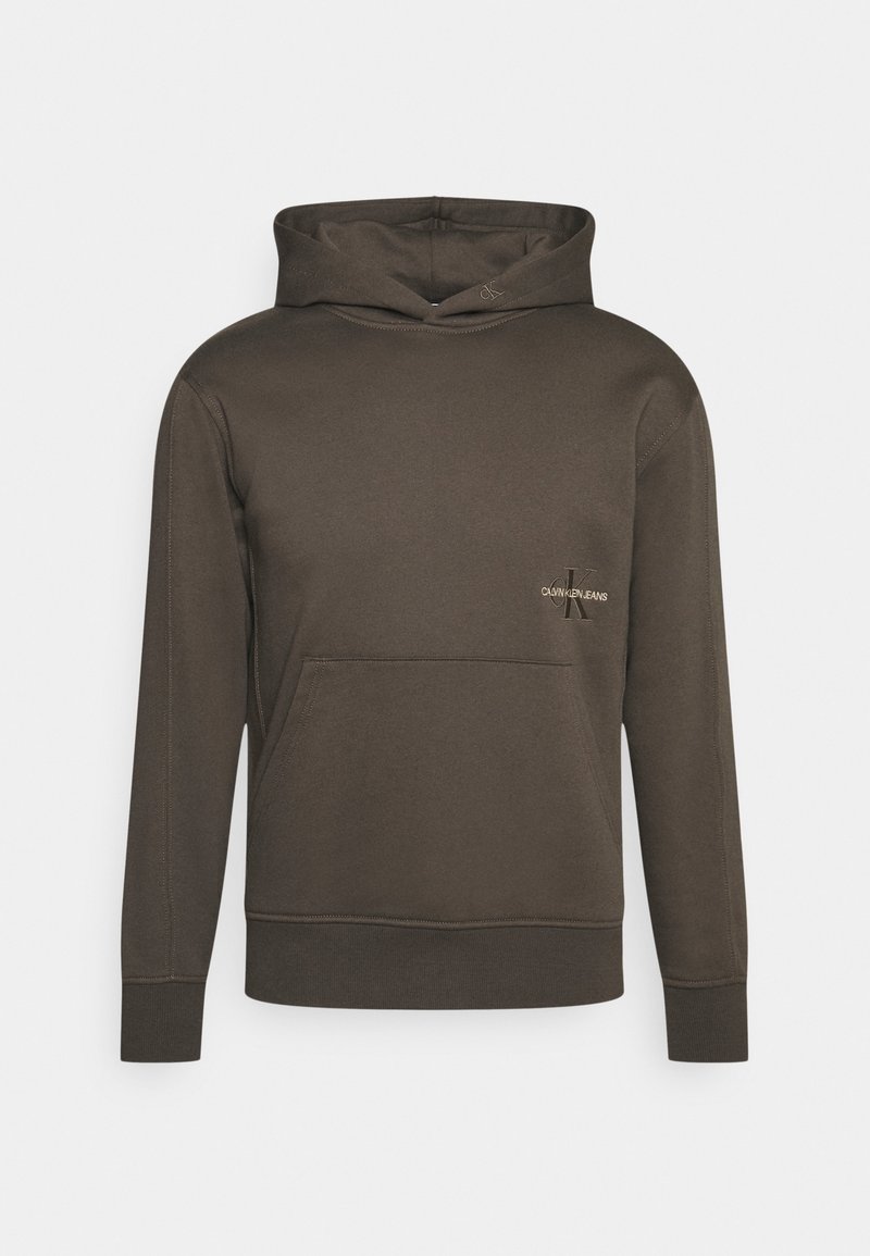 Sudadera marrón hecha de tela suave, con un bolsillo frontal, capucha con cordón y un pequeño logo en el pecho. Ajuste estándar con puños de canalé.