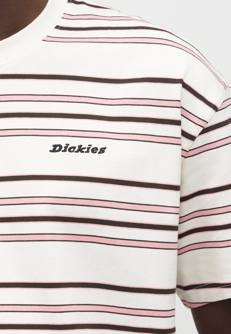 Camiseta blanca con rayas horizontales rosas y negras, con el logo de "Dickies" bordado en negro en el pecho.