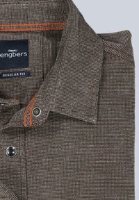 Braunes Hemd mit Knopfleiste aus strukturiertem Gewebe, Regular Fit, kontrastierenden orangefarbenen Stichen und einem Kragen. Markenlabel am Kragen.