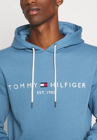 Tommy Hilfiger LOGO HOODY - Sweatshirt com capuz - dusty indigo