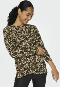 Langærmet bluse med en beige bund, udsmykket med abstrakte brune og sorte blomster mønstre, lavet af et blødt, let stof med en afslappet pasform.