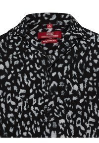 Schwarzes Shirt mit entspannter Passform, das ein abstraktes, weißes Leopardenmuster aufweist. Der Stoff ist weich und hat eine glatte Textur. Mit Knopfleiste und Kragen.