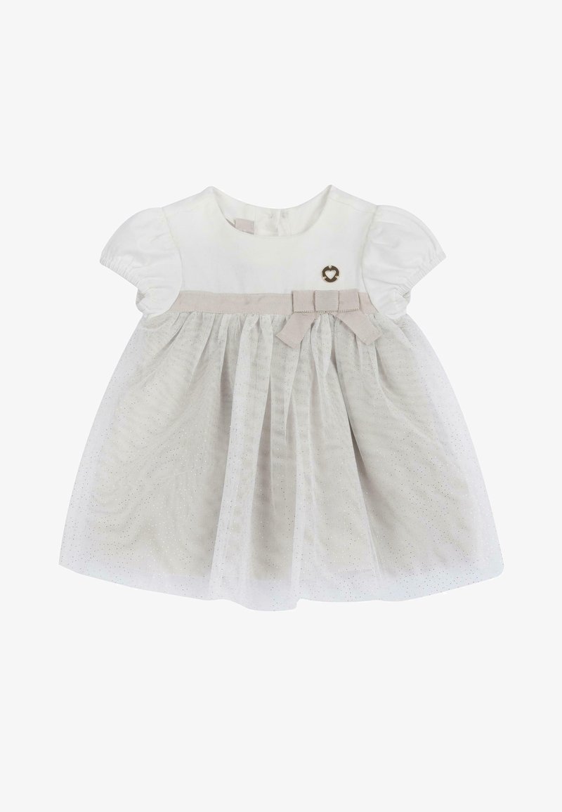 Robe blanche en coton avec manches bouffantes, une ceinture beige avec nœud, et une jupe en tulle ornée de petits points argentés. Accent doré en forme de cœur.