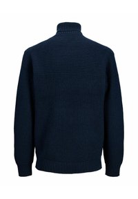 Marineblauer, gerippter Strickpullover mit hohem Kragen, der strukturierte vertikale Muster sowie gerippte Bündchen und Saum aufweist. Rückansicht dargestellt.