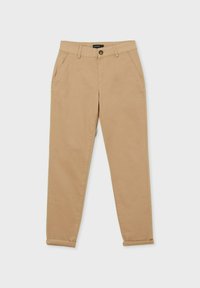 Chino beige con vestibilità affusolata, dotati di chiusura frontale con bottone, passanti per cintura e orli arrotolati per un tocco di dettaglio. Tessuto in cotone con una texture liscia.