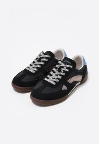 Schwarze und graue Wildledersportschuhe mit gemusterten Schnürsenkeln, einem hellblauen Akzent an der Ferse und braunen Gummisohlen.