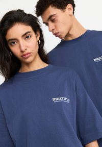 Multiply Apparel BROKEN IDENTITY - Camiseta estampada - night shadow