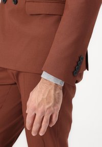 Isaac Dewhirst THE FASHION PEAK SLIM SUIT - Κοστούμι - chestnut