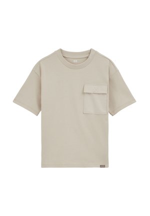 Tricou bej cu mâneci scurte, realizat din bumbac, având un buzunar la piept cu clapetă și cusături întărite la guler și la mâneci.