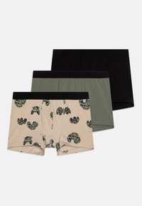 Trois paires de boxers : un beige avec des motifs de voitures, un vert olive et un noir, tous avec une ceinture noire.