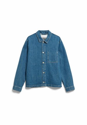 Blauwe spijkerjack met lange mouwen, knoopsluiting aan de voorkant, borstzak en een klassieke kraag op een witte achtergrond.