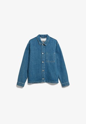 Blauwe spijkerjack met lange mouwen, knoopsluiting aan de voorkant, borstzak en een klassieke kraag op een witte achtergrond.