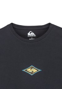 Schwarzes Baumwoll-T-Shirt mit rundem Ausschnitt, versehen mit einem blauen und goldenen, diamantförmigen Logo, das auf der Brust gestickt ist. Reguläre Passform.