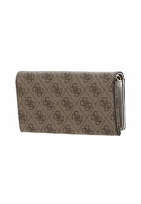 Portefeuille marron avec un motif géométrique affichant un logo, fabriqué en matière texturée avec un design fin et rectangulaire et des bords contrastants.