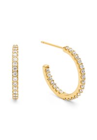 Pendientes de aro de oro con una fila de piedras claras y redondas a lo largo del borde frontal. Diseño elegante con un acabado liso y pulido.