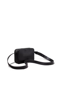 Czarna skórzana torba na ramię o prostokątnym kształcie, z zamknięciem na zamek oraz regulowanym paskiem. Gładka tekstura z minimalnymi elementami designu.