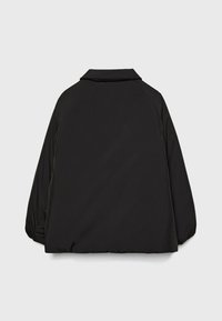 Giacca nera leggera con colletto, vestibilità oversize, maniche raglan e polsini elasticizzati. Tessuto liscio senza motivi visibili.