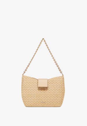 Beżowa pleciona torebka z wzorem w jodełkę, z zamkiem skórzanym i złotą łańcuszkową rączką. Teksturowane ciało i zdefiniowany kształt.