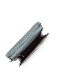 Portefeuille en cuir texturé bleu clair ouvert, montrant un compartiment principal unique et un revêtement en tissu marron à l'intérieur.