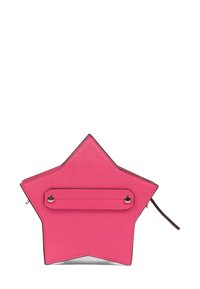 Borsa a forma di stella rosa realizzata in materiale testurizzato, dotata di una tracolla piatta con dettagli metallici e una chiusura con zip nella parte superiore.