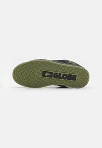Globe TILT - Skatesko - black/olive