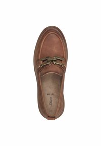 Scarpa slip-on in pelle marrone con punta arrotondata, superficie testurizzata e dettaglio in metallo dorato sulla parte anteriore. Soletta in schiuma morbida visibile.