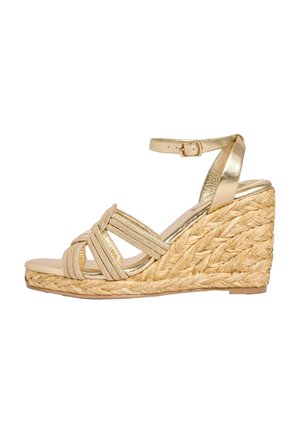 Sandali wedge dorati con tacco in paglia intrecciata, design con cinturini, fascetta alla caviglia regolabile e una suola metallica liscia.