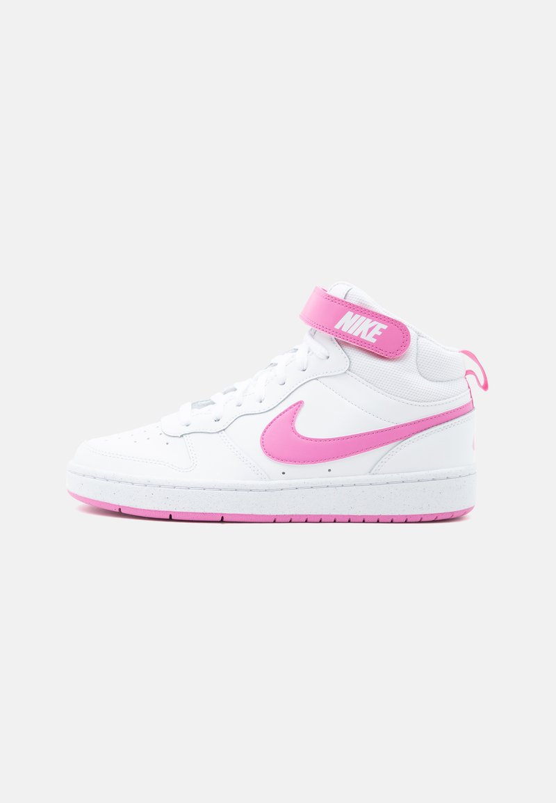 Λευκό ψηλό sneaker Nike με ροζ swoosh, λουράκι στον αστράγαλο και λεπτομέρειες στη σόλα, εμφανίζεται σε ανοιχτό γκρι φόντο.
