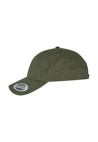 Cappello khaki regolabile con visiera curvata, corona rotonda e dettagli cuciti. La parte frontale presenta una piccola etichetta ovale con la scritta "Regolabile".