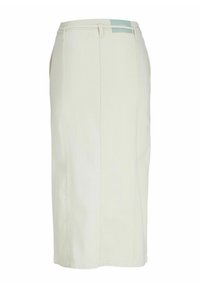 Falda lápiz de mezclilla beige claro con una silueta recta, que cuenta con bolsillos laterales, una abertura trasera y una sutil etiqueta de logo en la cintura.