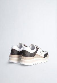 Zapatillas marrones y blancas con un acabado texturizado, que cuentan con detalles dorados, cierre de cordones y una suela gruesa blanca, diseñadas para mayor comodidad.