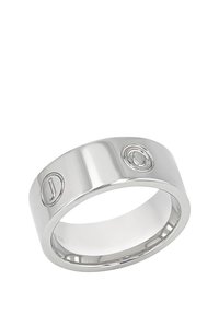 Zilveren metalen ring met een gladde, gepolijste oppervlakte. Heeft reliëf "J" en spiraalontwerpen aan tegenovergestelde kanten. Ronde vorm, bandstijl.
