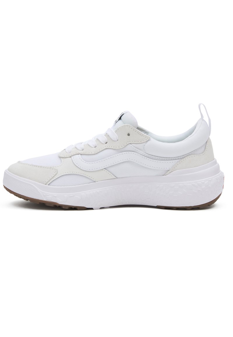 Zapatilla blanca con una suela de goma texturizada, paneles lisos y de ante, y diseño clásico de cordones. Presenta una lengüeta trasera y un logotipo lateral.